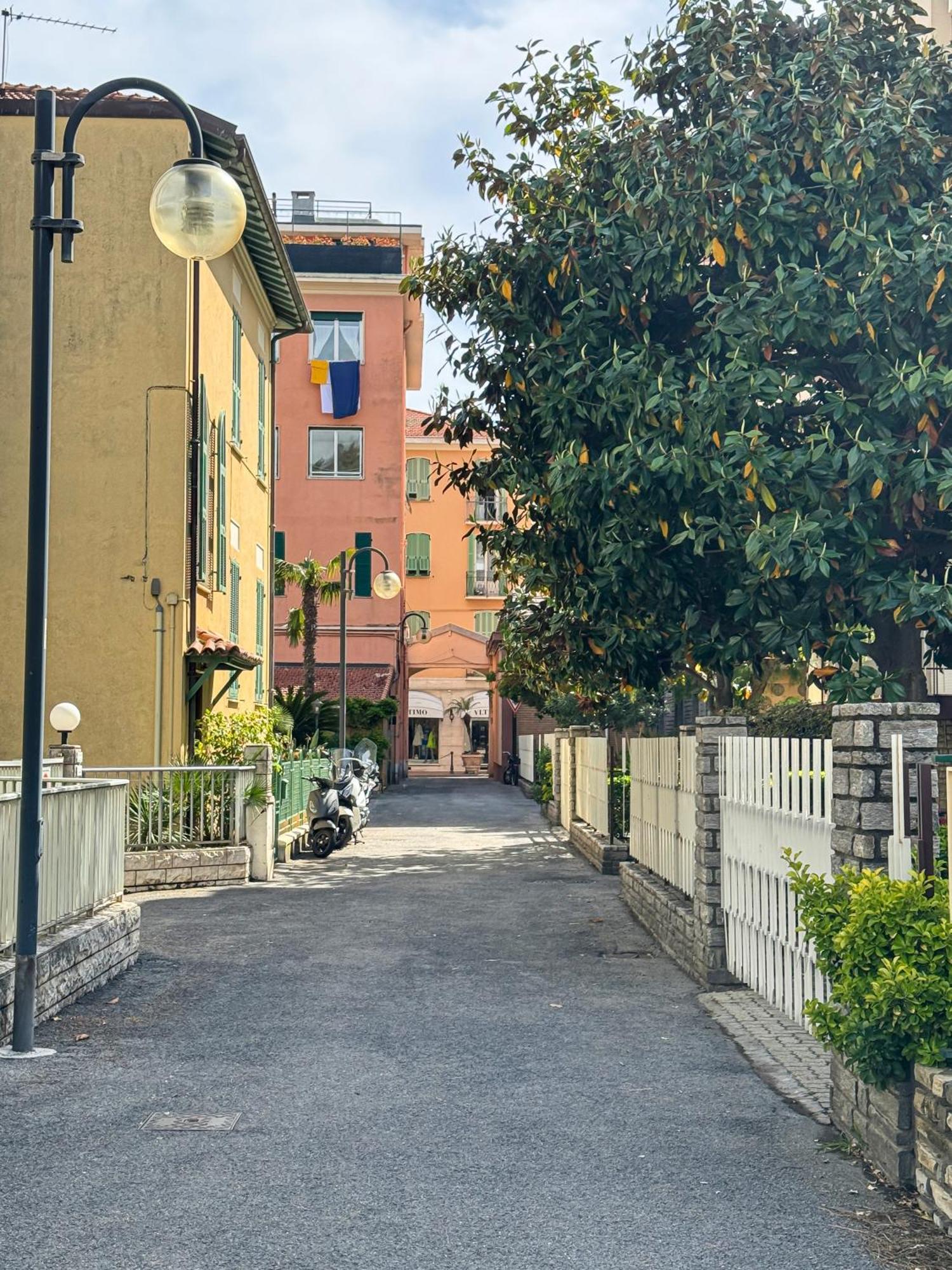 Gasthuis Casa Febo, In Centro Con Parcheggio Privato A 200 Mt Dal Mare Bordighera