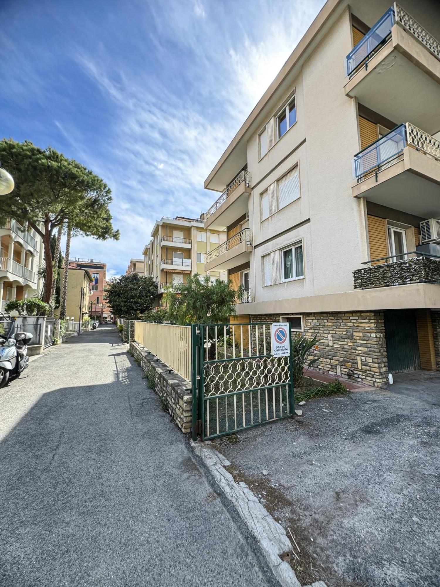 Casa Febo, In Centro Con Parcheggio Privato A 200 Mt Dal Mare * Bordighera